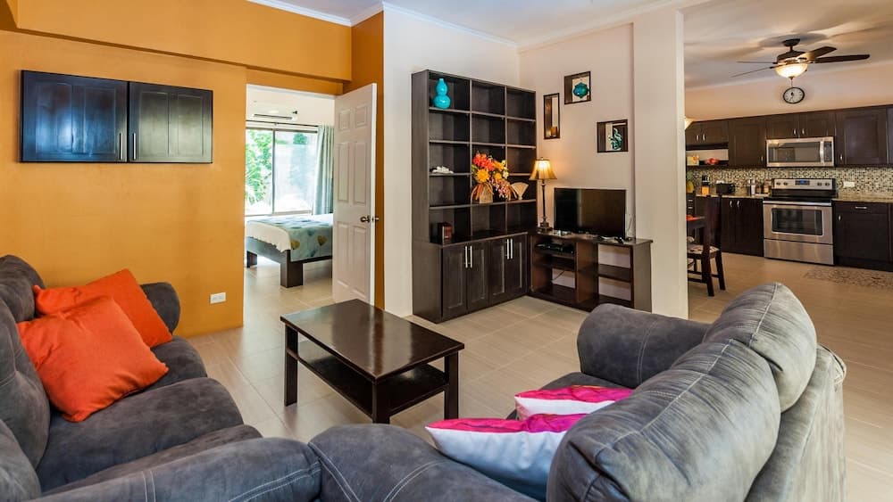Bright, Airy 2BD Condo 3 Blocks From Beach