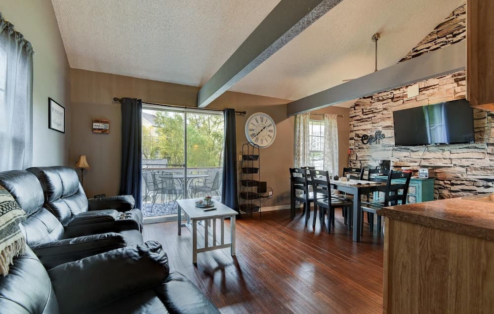 Memory Maker Condo - Great Location - Updated - Walk to Restaurant and Store!