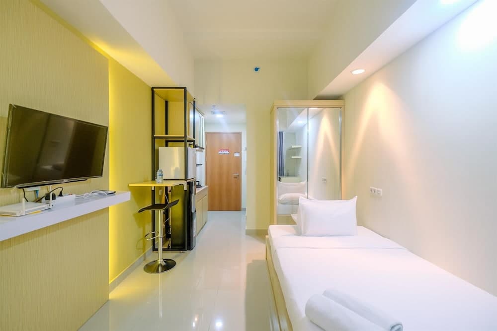 Cozy Living Studio Room at Evenciio Margonda Apartment