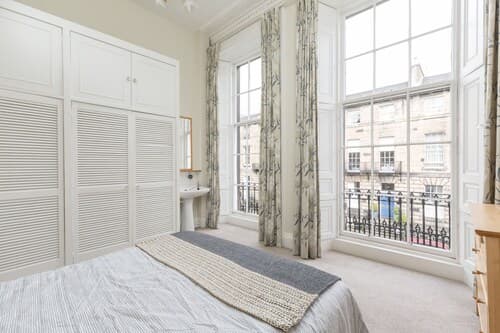 Light and Spacious 2 Bedroom Flat in Heart of Edinburgh