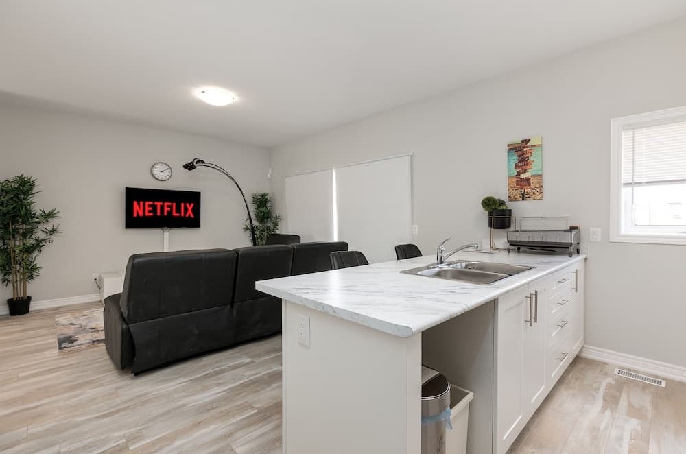 Luxury Entire house mins Niagara falls & Brock uni