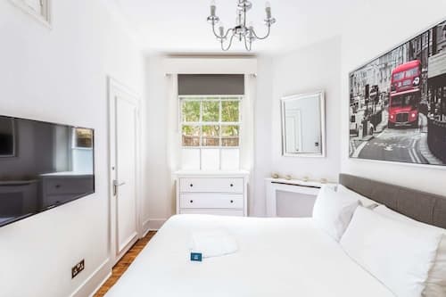 Bright Warwick Chambers Apartment