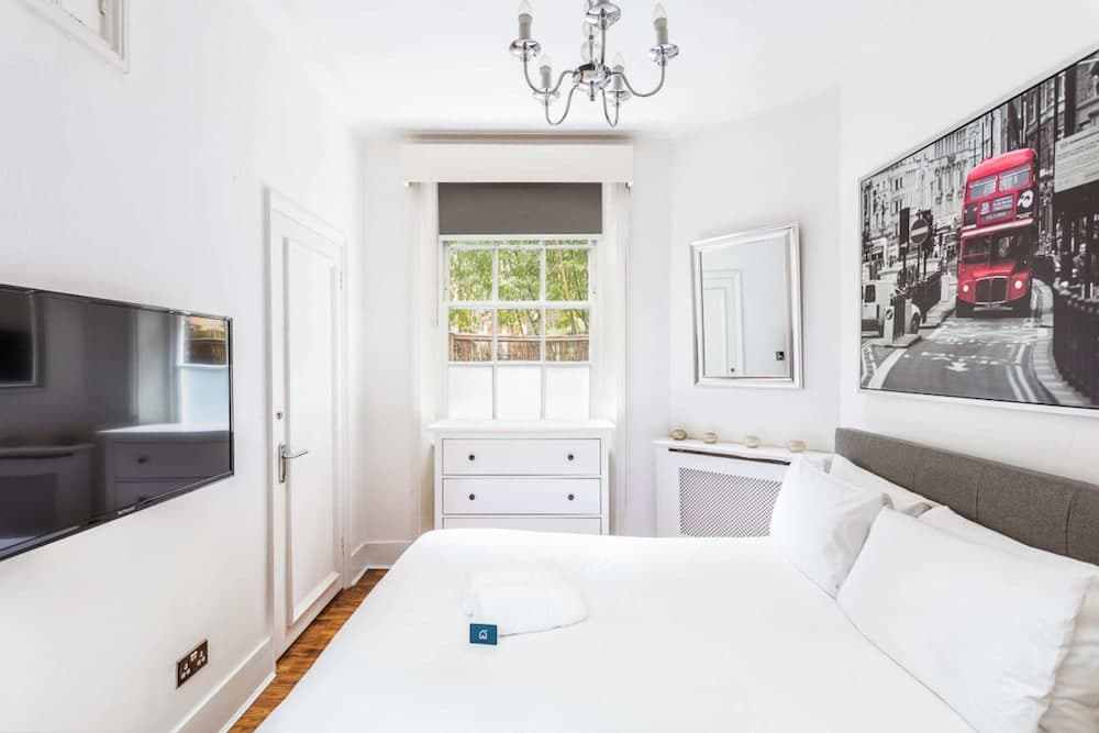 Bright Warwick Chambers Apartment