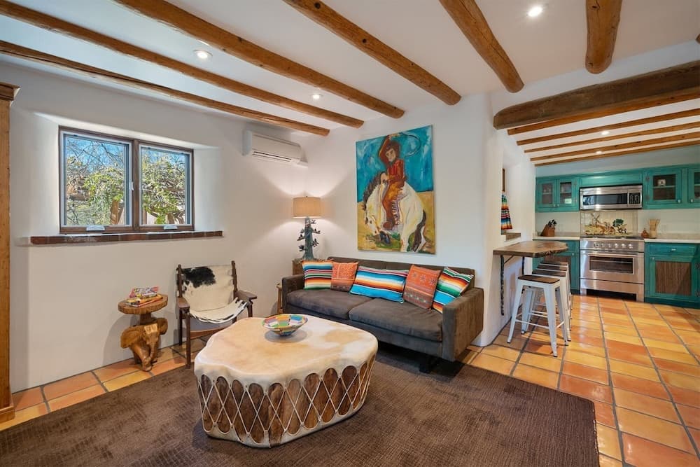 Dancing Hare - Colorful and Inviting Tesuque Home Right Next to Bishop`s Lodge