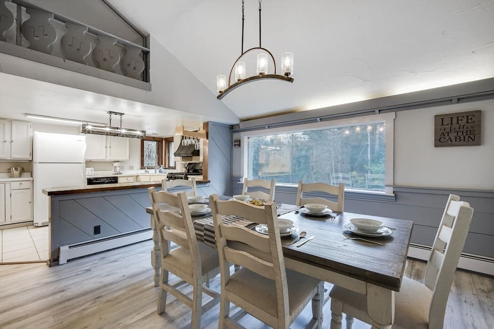 Killington Mountain Home! HotTub & 5 min to Skiing! 3 Bedroom Home by RedAwning