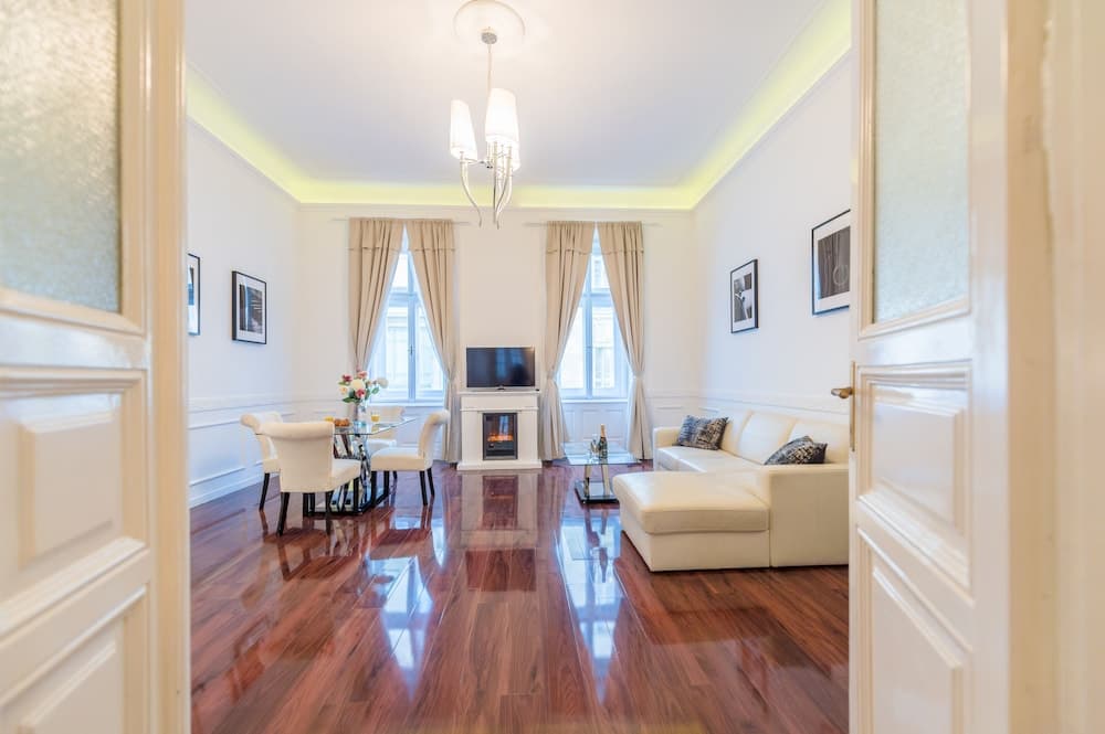 Music Academy Bedroom Suite Café Vian Apartman Kft