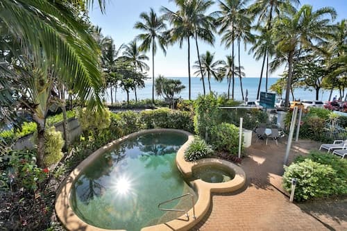 Beachfront Bliss 3-bedroom Apartment with Sea View 4