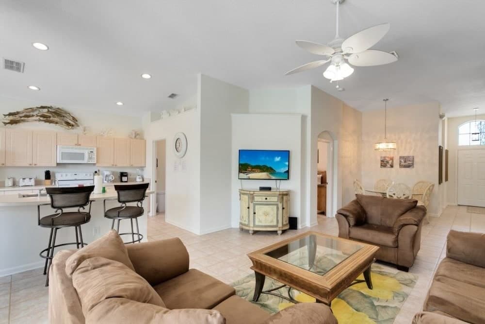 4 Bedroom/3 Bath South Facing Pool/Spa Villa 4 Villa by RedAwning