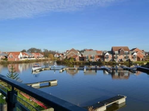 Waterside Townhouse With Balcony And Marina View