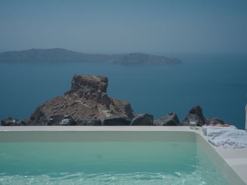 Anemos Cave Suites