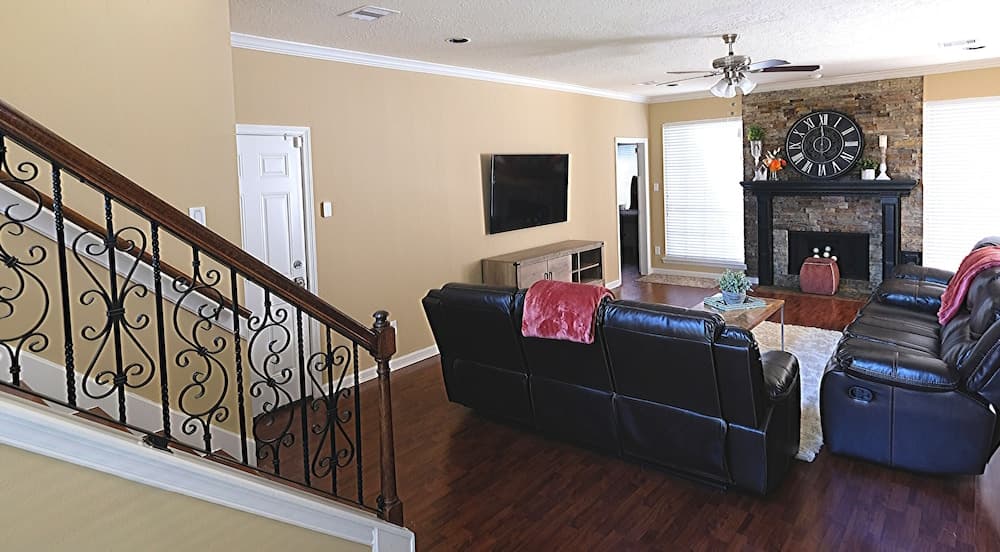 6Bdrm 3.5Bath 14Beds - 2 Story Houston