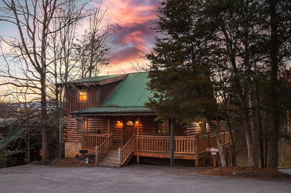 Moose Tracks 3 Bedroom Cabin by RedAwning