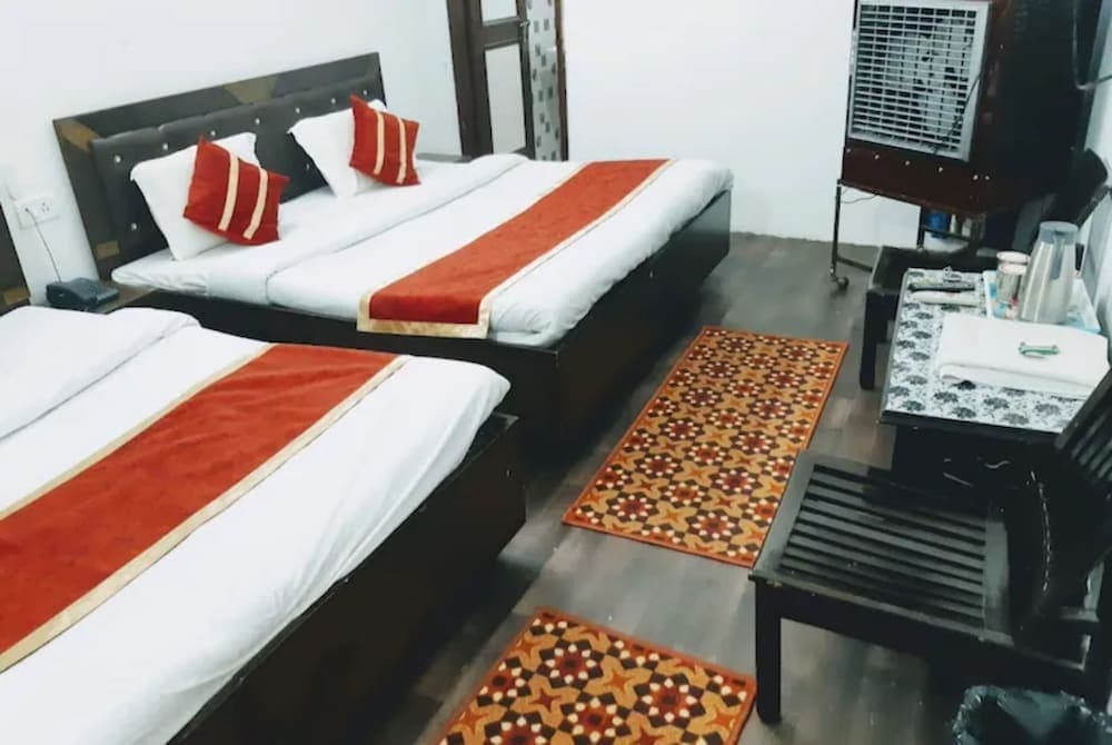 Goroomgo Madhu Palace Katra