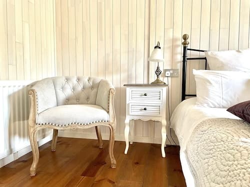 Holiday Lettings Beech Lodge - Stunning 6-bed King