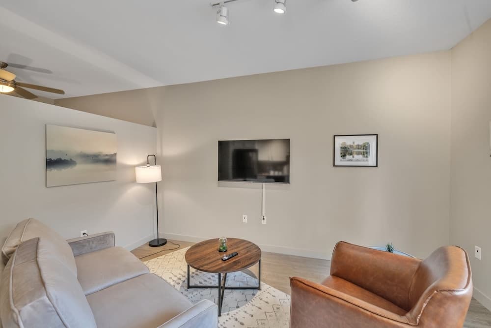 Comfortable 1BD Vector Suite With 95 Walkscore