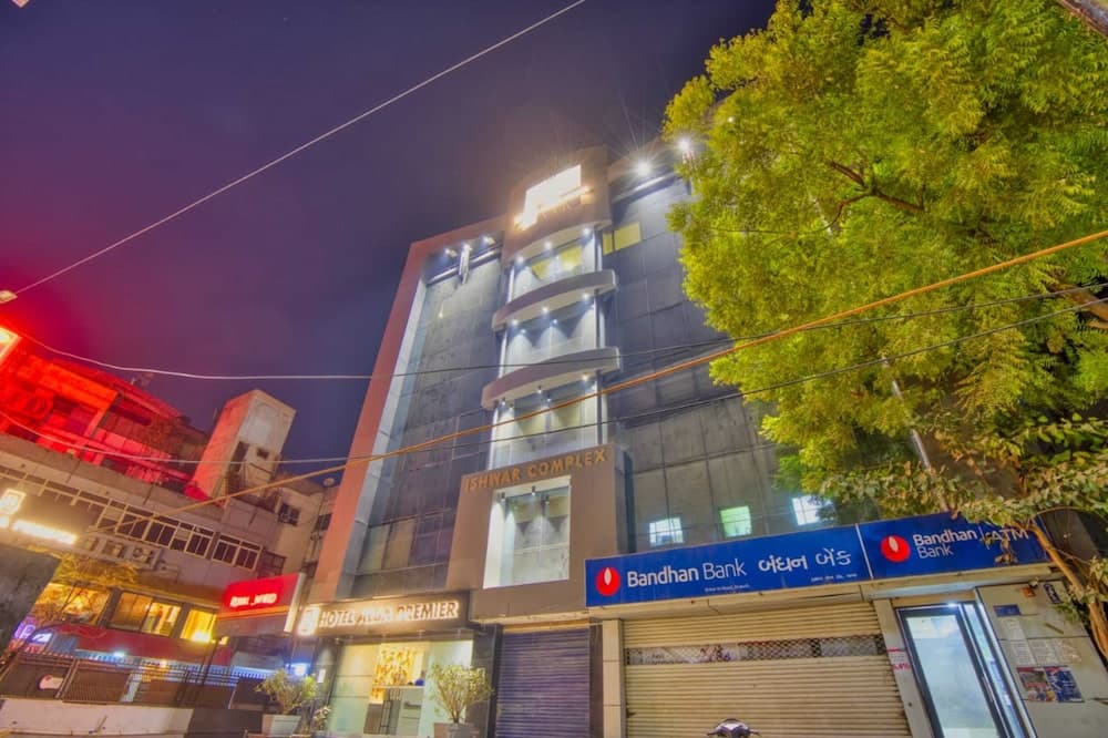 Konaklama yerinin ön cephesi - akşam/gece