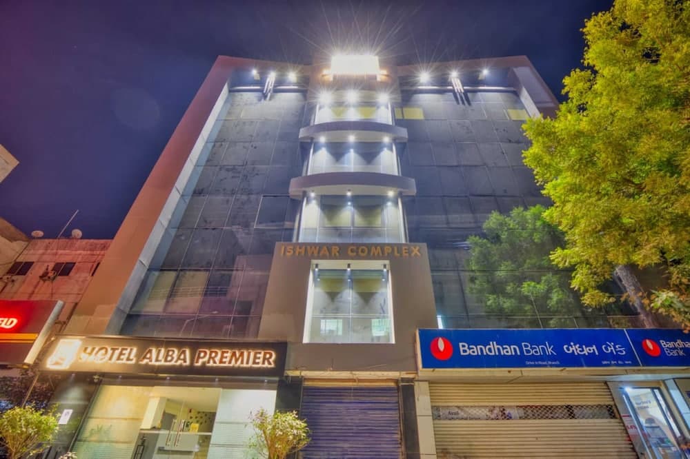 Konaklama yerinin ön cephesi - akşam/gece