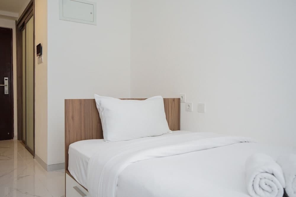 Nice And Comfort Studio Room At Sky House Bsd Apartment