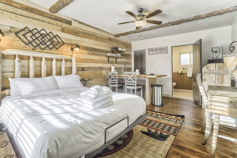 1BD Suitenear Old Colorado City & Hiking!dogs Welcome!