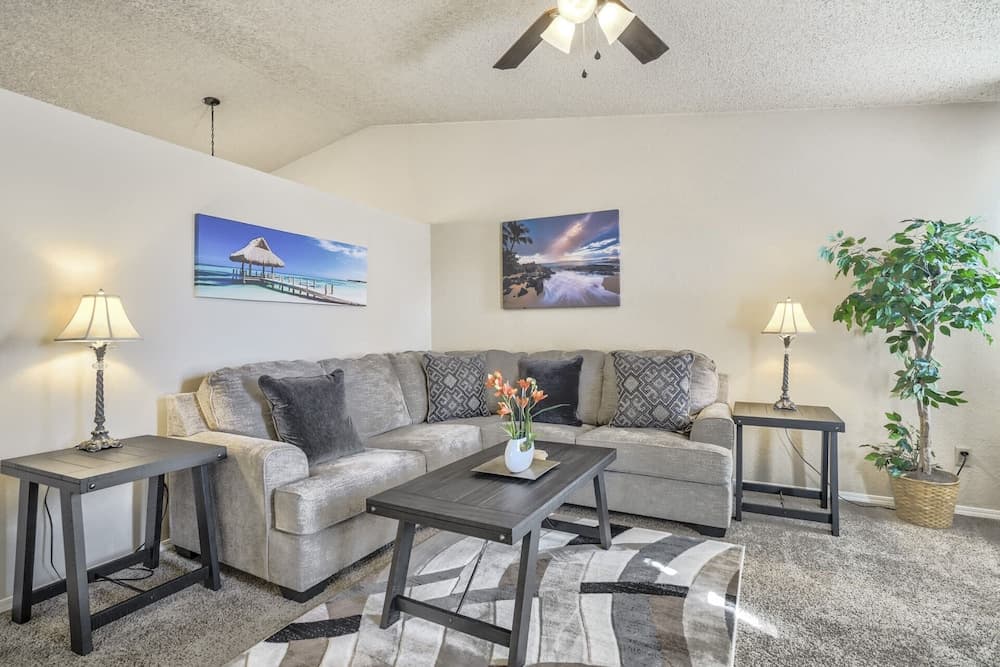 3bddog-friendlynear Shopping & Restaurants