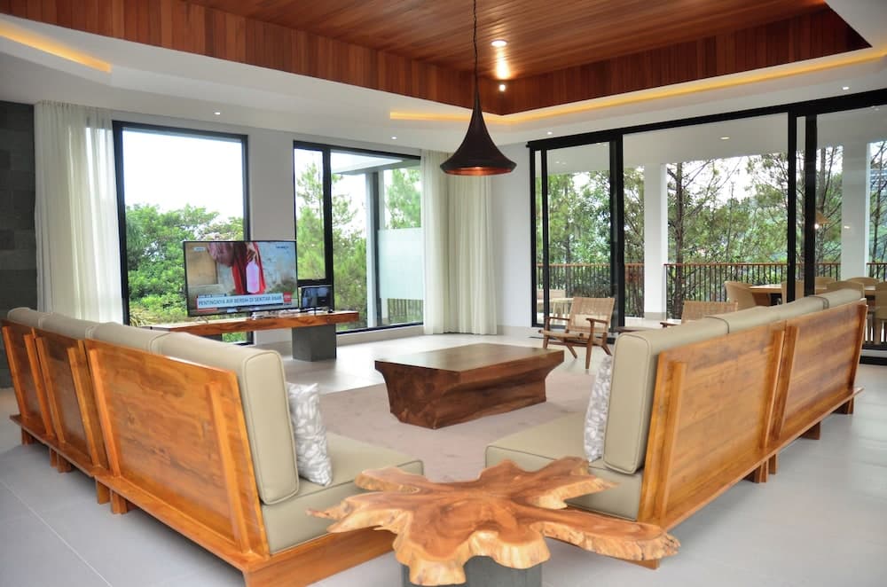 Atsuka Hill View 8BR Vila with Private Heated Pool