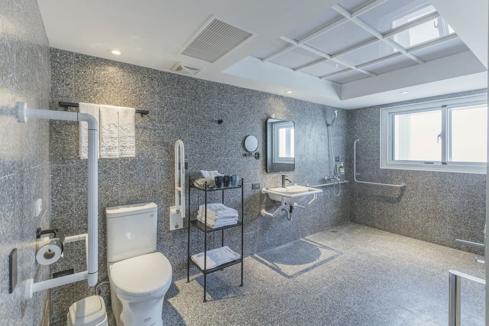 Engellilere uygun banyo