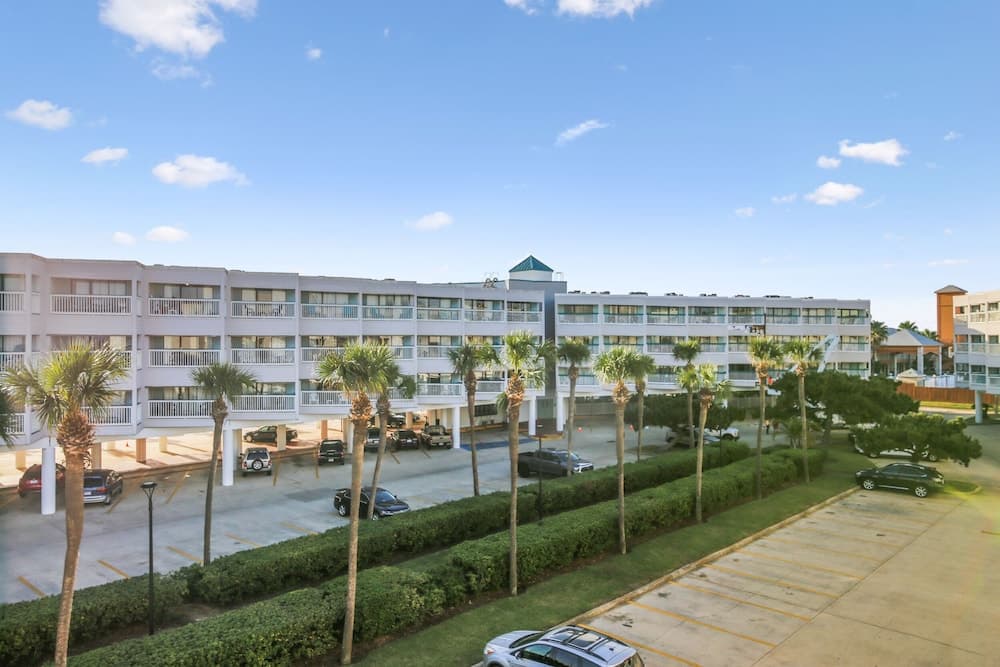 Casa Del Mar 208 - Red, White & Beach