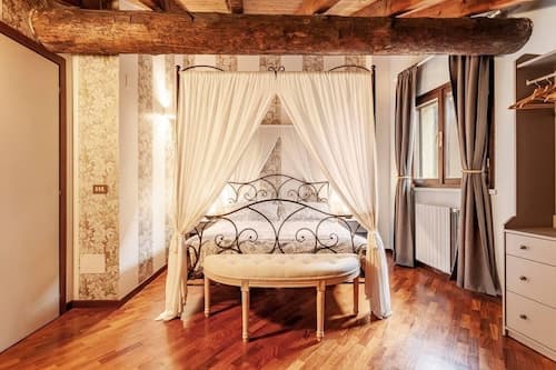 Design Villa With Parking, Navigli, Milan,sleeps5