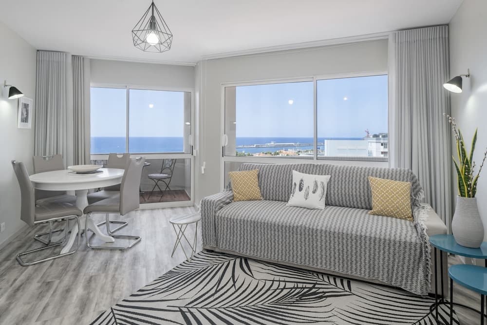 Light and sea View in Funchal Centre, Alegria III