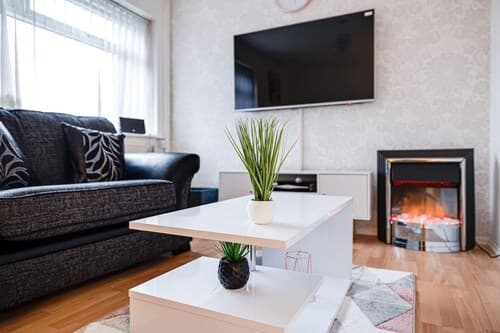 Lovely 2 Bedroom Apartment With Fireplace