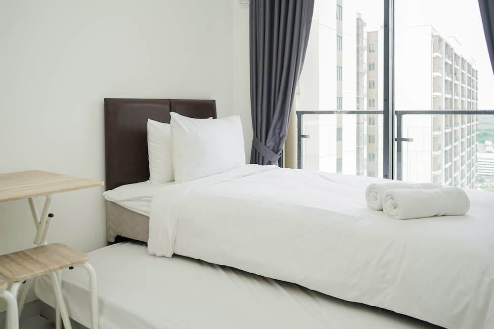 Comfy and High Floor Studio at Sky House BSD Apartment