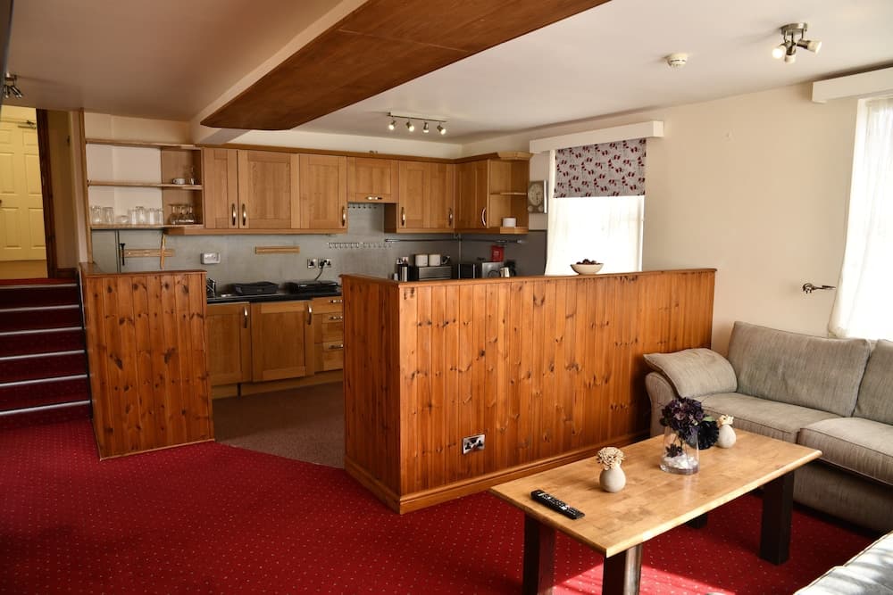 The Knighton Apartment by Paymán Club