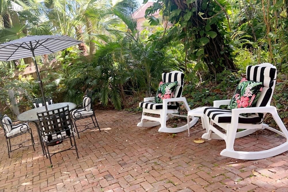 New Live Oak Cottage/beach/downtown/pool/shops/cafés