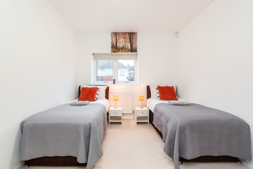 2BR Apt-sleeps 5-accessible-central Dartford