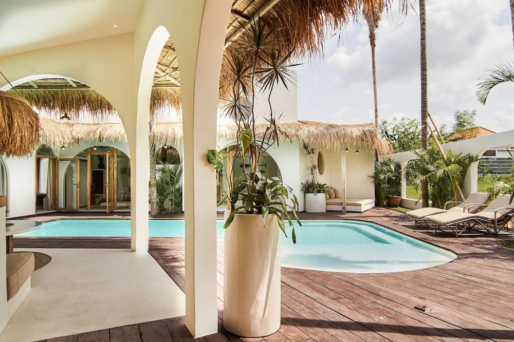 Stunning 4BR Villa With Rice Field View in Umalas