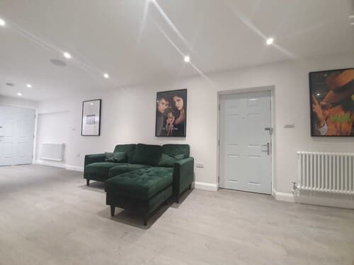2 Bed Hollywood Movie Themed Apt