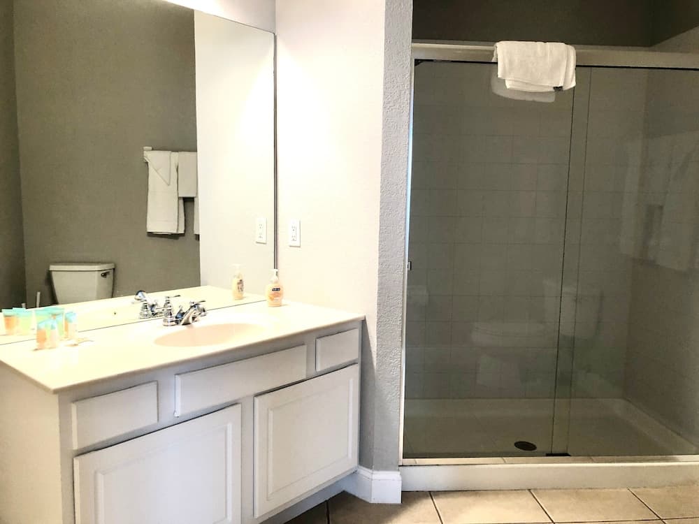 301 - Super Clean & Beautiful. Pools, Gym, Lake