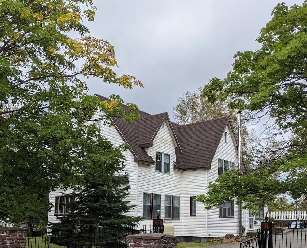 Hill Road Manor Bed & Breakfast