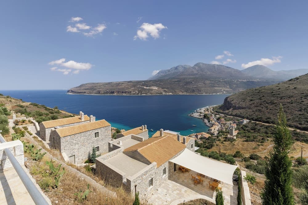 Trapela Limeni Luxury Suites