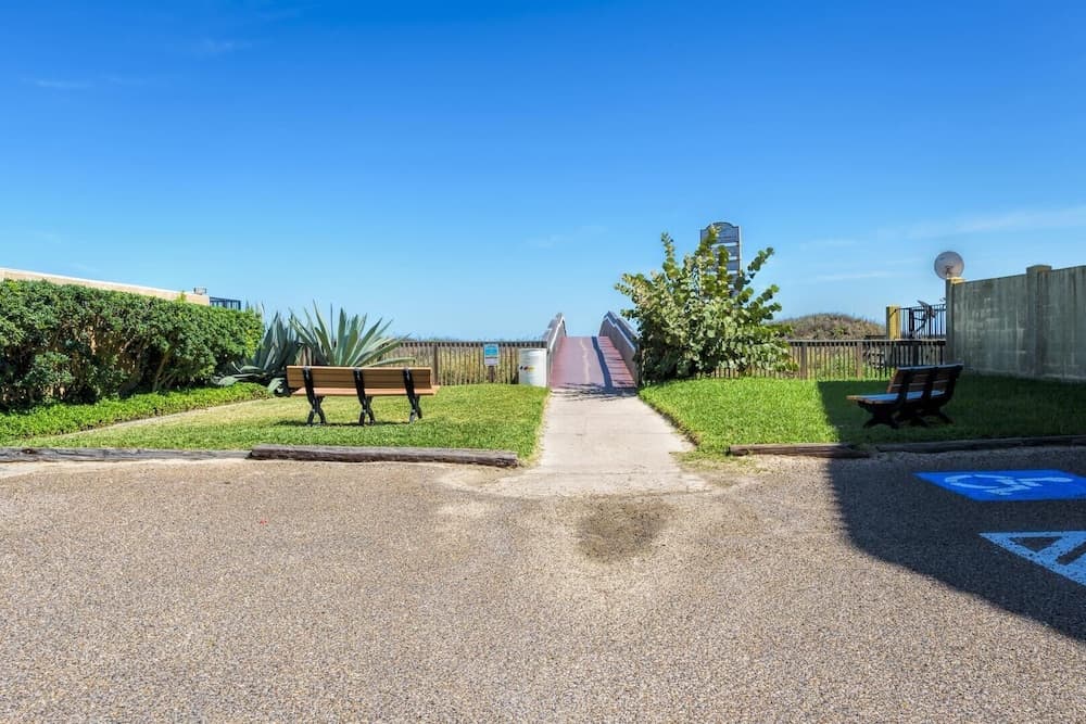 Courtyard Condo, Sleeps 8 w Pool, Next to Beach