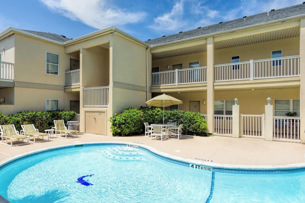 Courtyard Condo With Pool Only 1/4 Block to Beach!