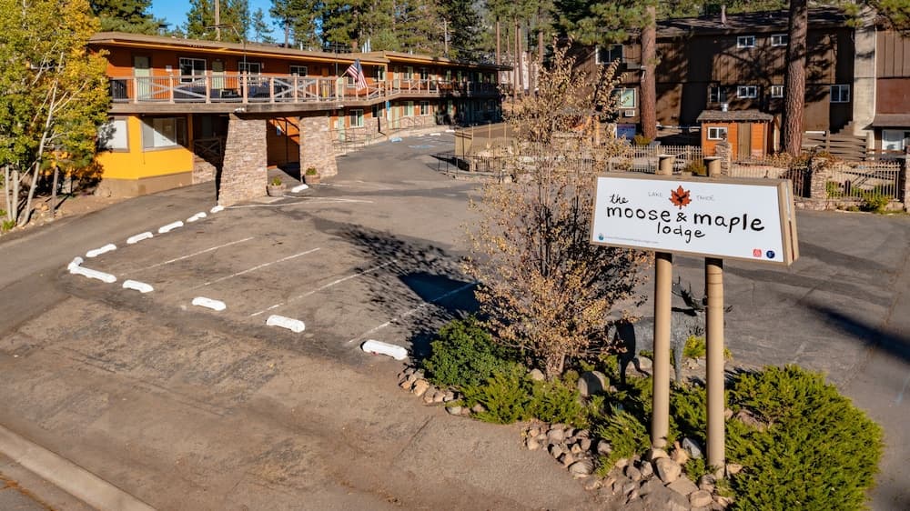 The Moose and Maple Lodge