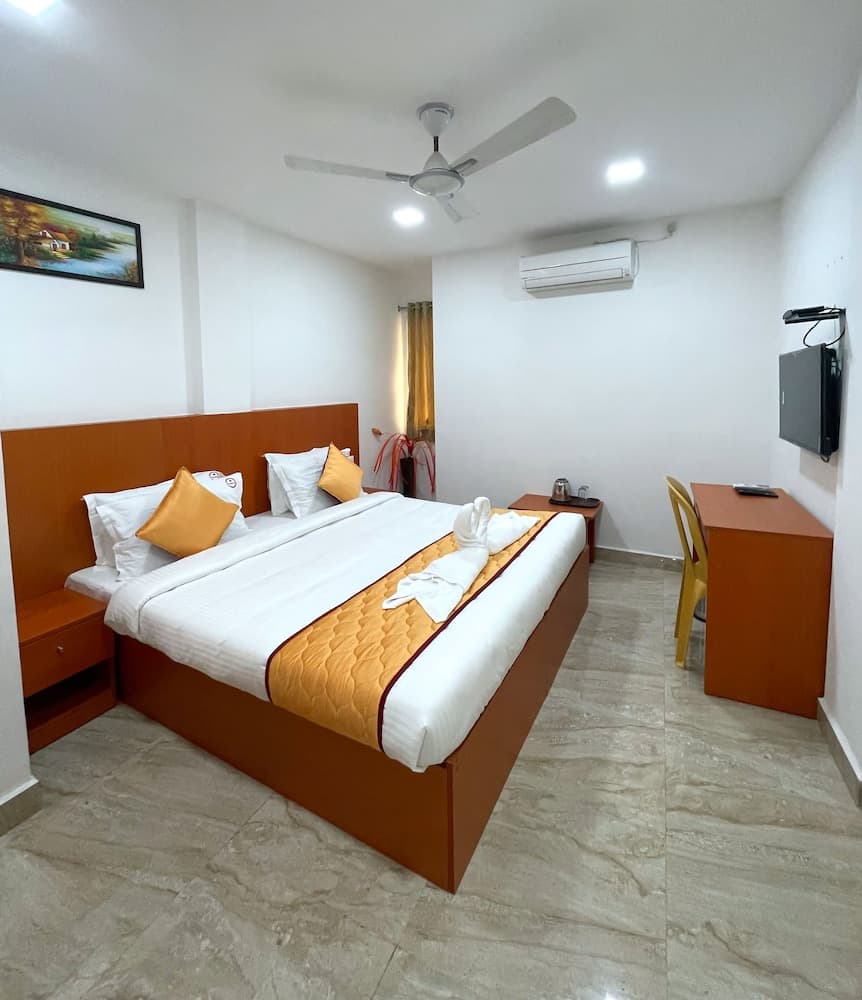 K11 Express - Opp Express Avenue