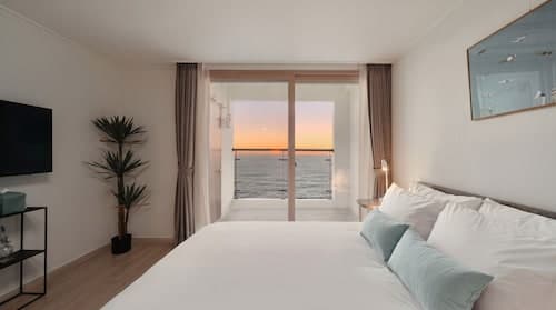 Urbanstay Sokcho Deungdae Beach