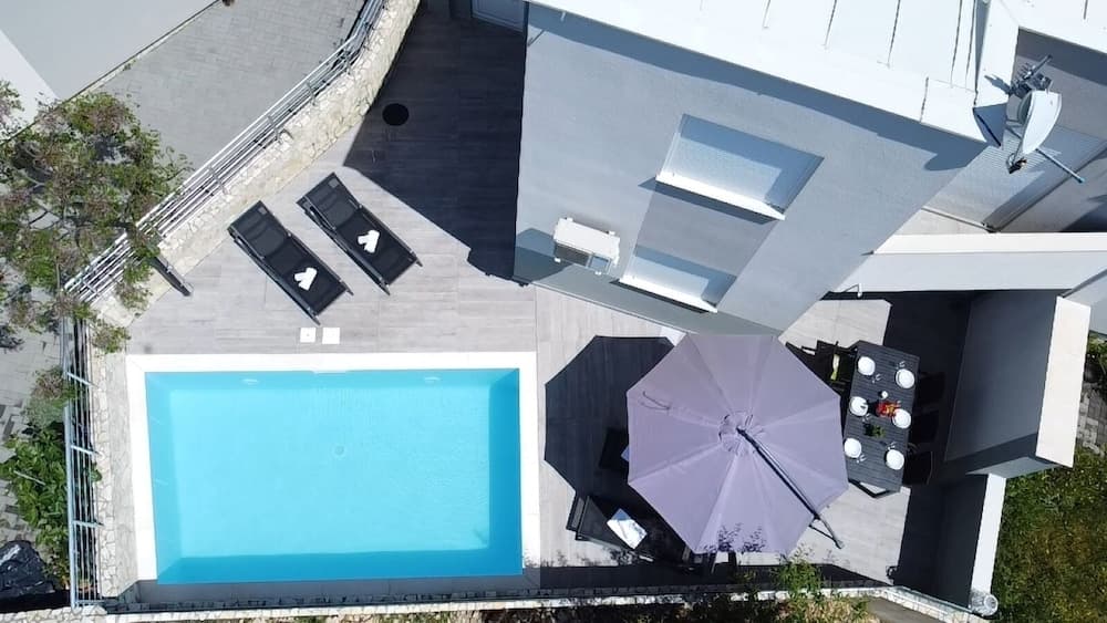 Sunny apartment with a Private Pool
