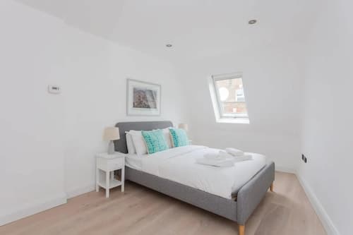 Contemporary 2 Bedroom House in Vibrant Shepherds Bush