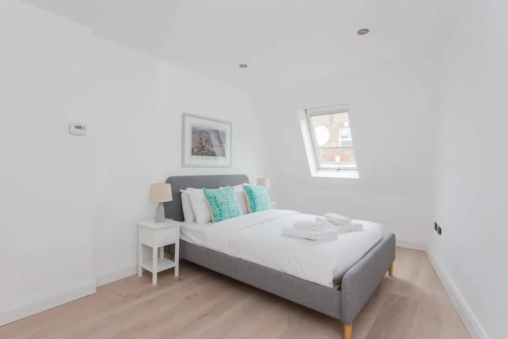 Contemporary 2 Bedroom House in Vibrant Shepherds Bush