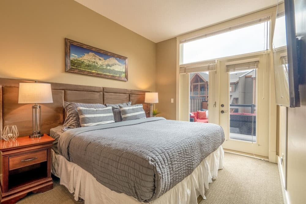 Luxury 3-Br Penthouse | INDOOR Pool & Hot Tub | Pool Table | 2 Decks + Mtn Views