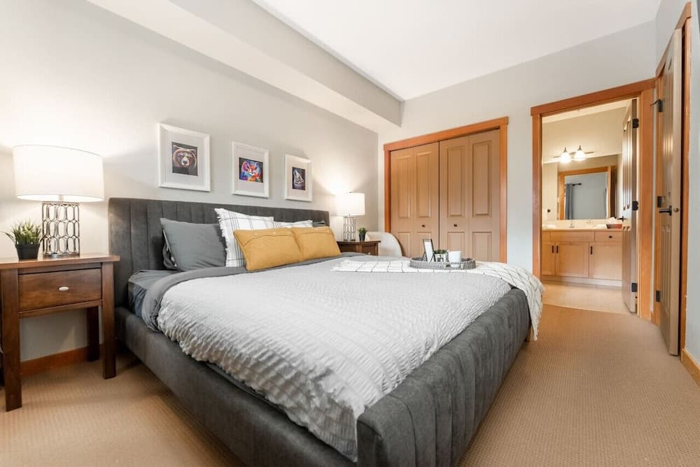 SPACIOUS 3-Br Luxury Condo | HEATED Pool + 3 Hot Tubs | Pool Table | Hm Theatre