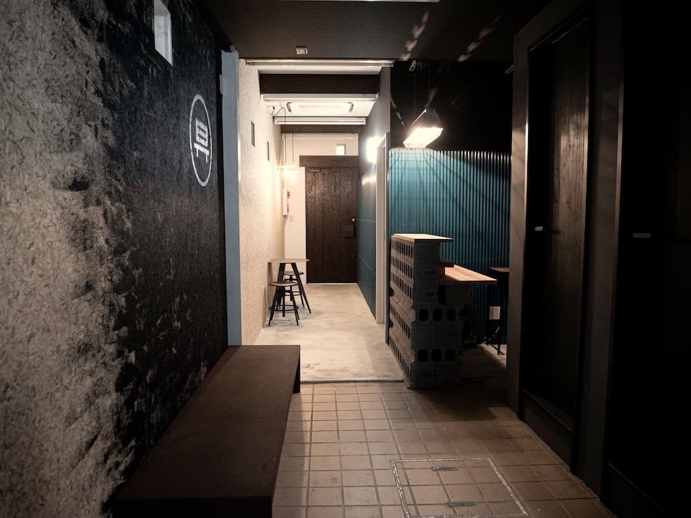 BENCH - Hostel